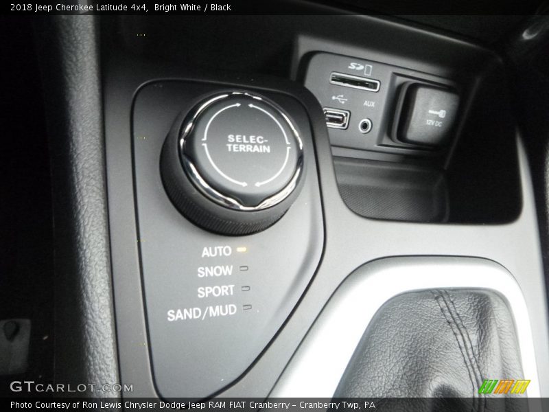 Bright White / Black 2018 Jeep Cherokee Latitude 4x4
