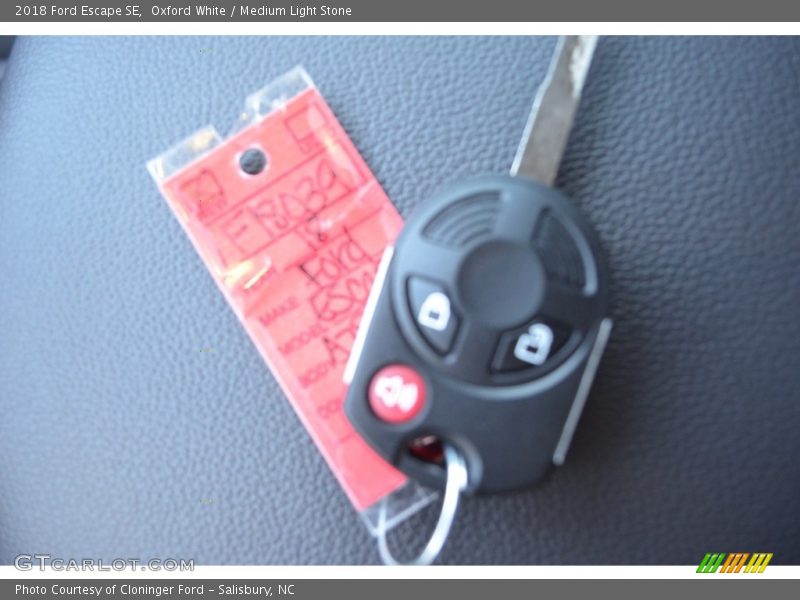 Oxford White / Medium Light Stone 2018 Ford Escape SE