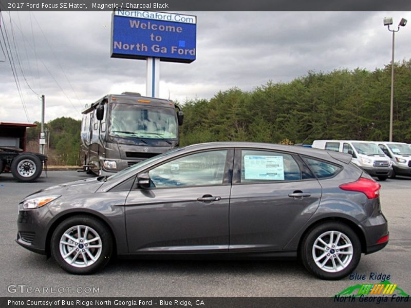 Magnetic / Charcoal Black 2017 Ford Focus SE Hatch