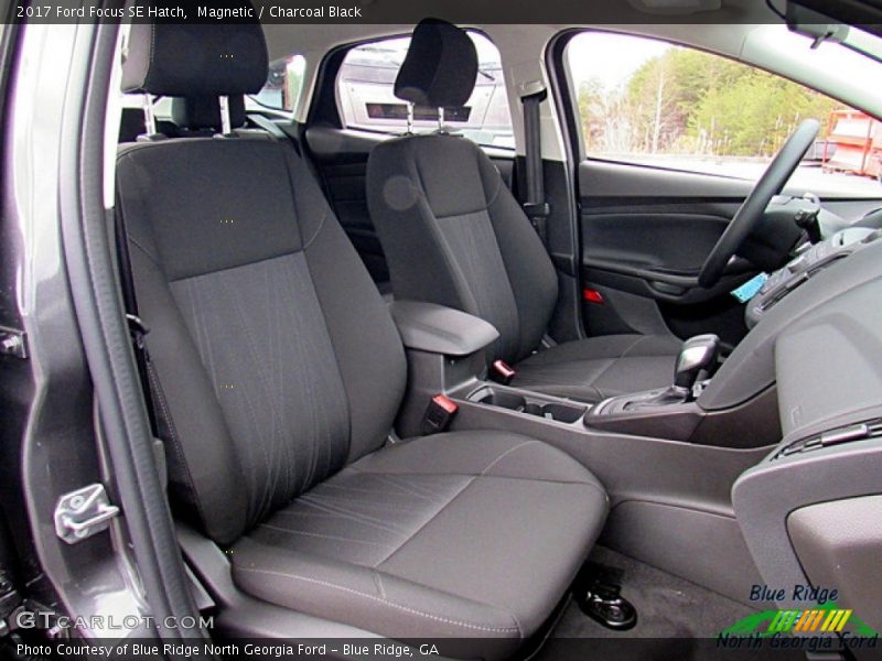 Magnetic / Charcoal Black 2017 Ford Focus SE Hatch