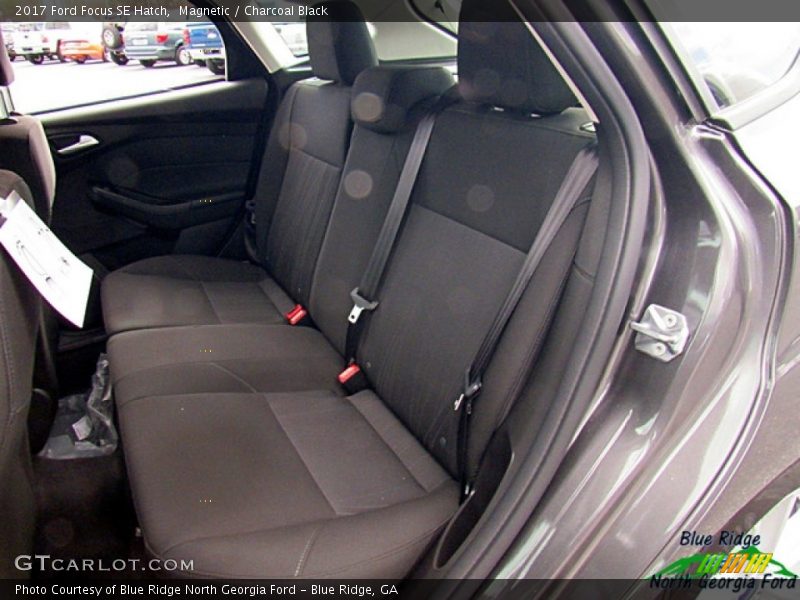 Magnetic / Charcoal Black 2017 Ford Focus SE Hatch