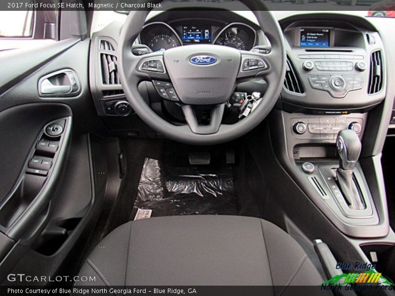 Magnetic / Charcoal Black 2017 Ford Focus SE Hatch