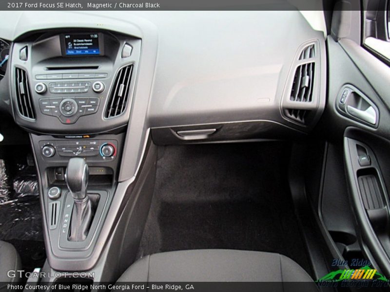 Magnetic / Charcoal Black 2017 Ford Focus SE Hatch