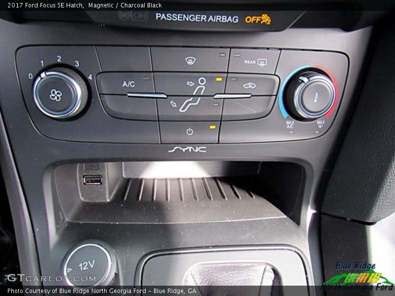 Magnetic / Charcoal Black 2017 Ford Focus SE Hatch