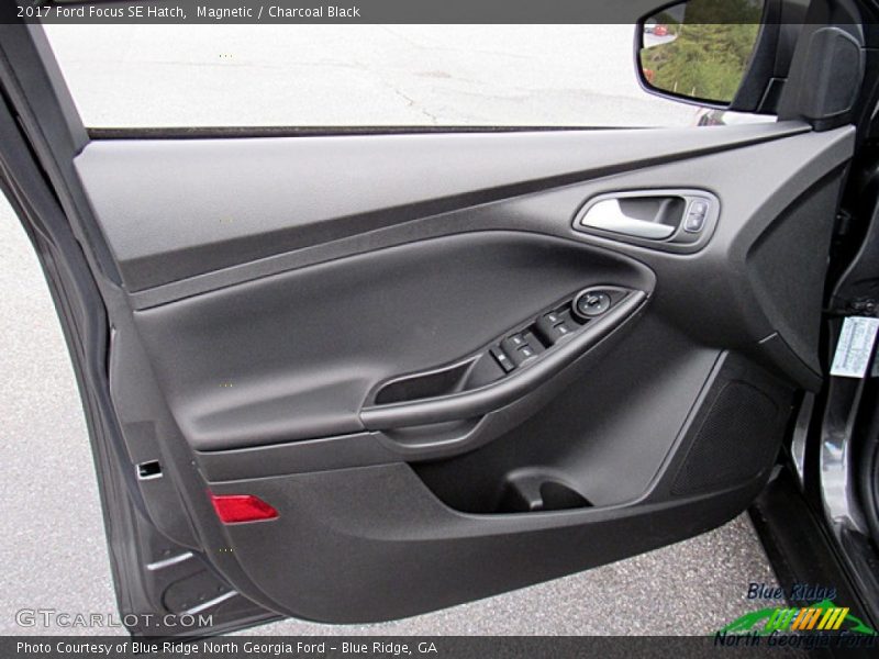 Magnetic / Charcoal Black 2017 Ford Focus SE Hatch