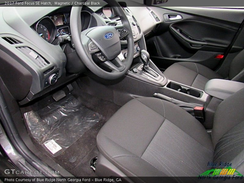 Magnetic / Charcoal Black 2017 Ford Focus SE Hatch