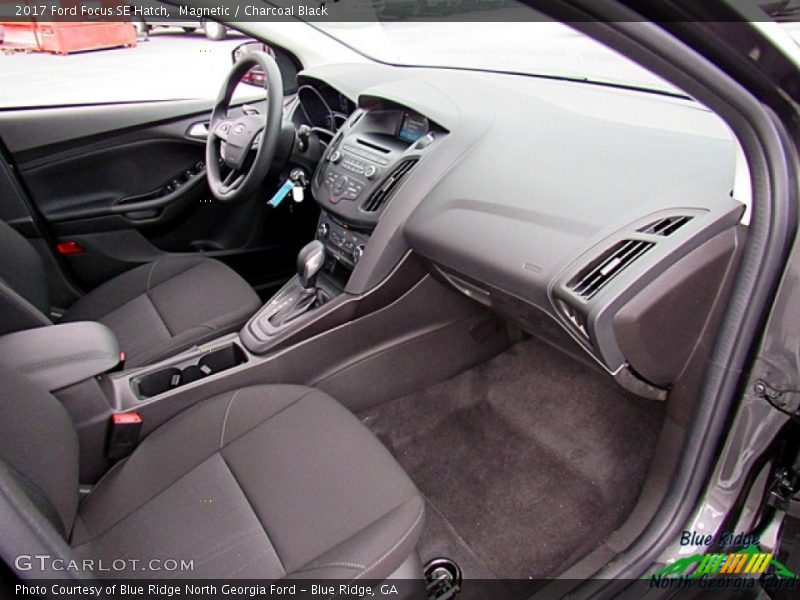 Magnetic / Charcoal Black 2017 Ford Focus SE Hatch