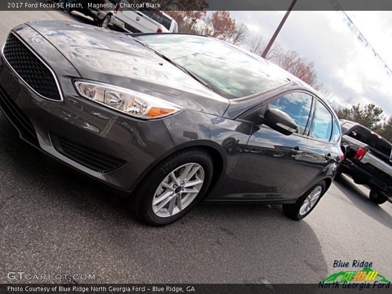 Magnetic / Charcoal Black 2017 Ford Focus SE Hatch