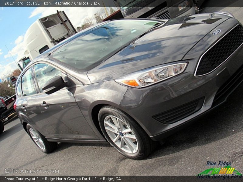 Magnetic / Charcoal Black 2017 Ford Focus SE Hatch