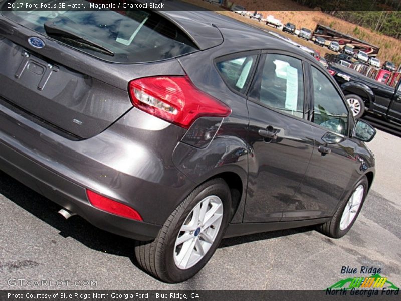 Magnetic / Charcoal Black 2017 Ford Focus SE Hatch