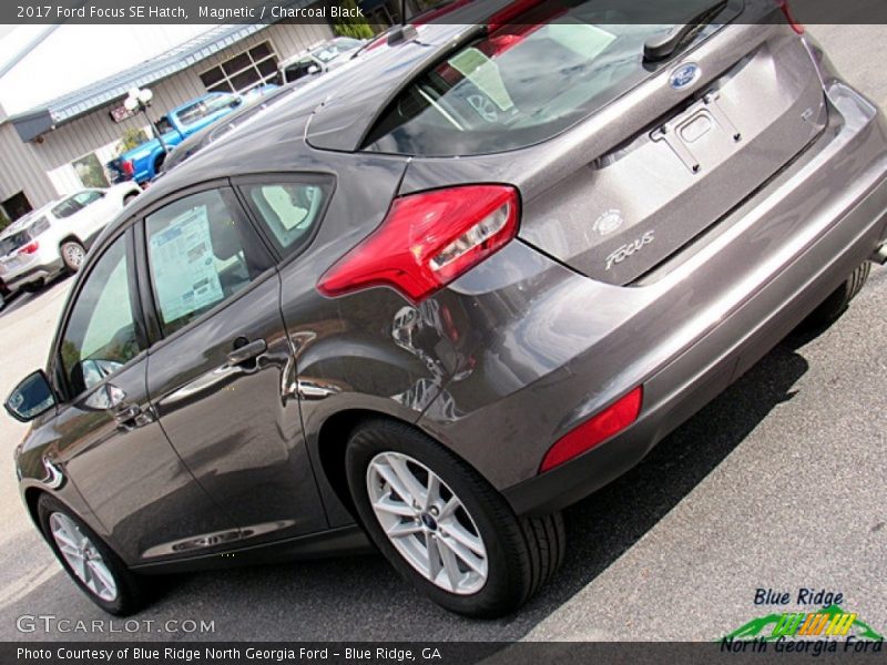 Magnetic / Charcoal Black 2017 Ford Focus SE Hatch