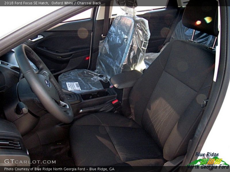 Oxford White / Charcoal Black 2018 Ford Focus SE Hatch