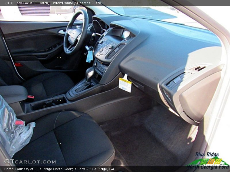 Oxford White / Charcoal Black 2018 Ford Focus SE Hatch