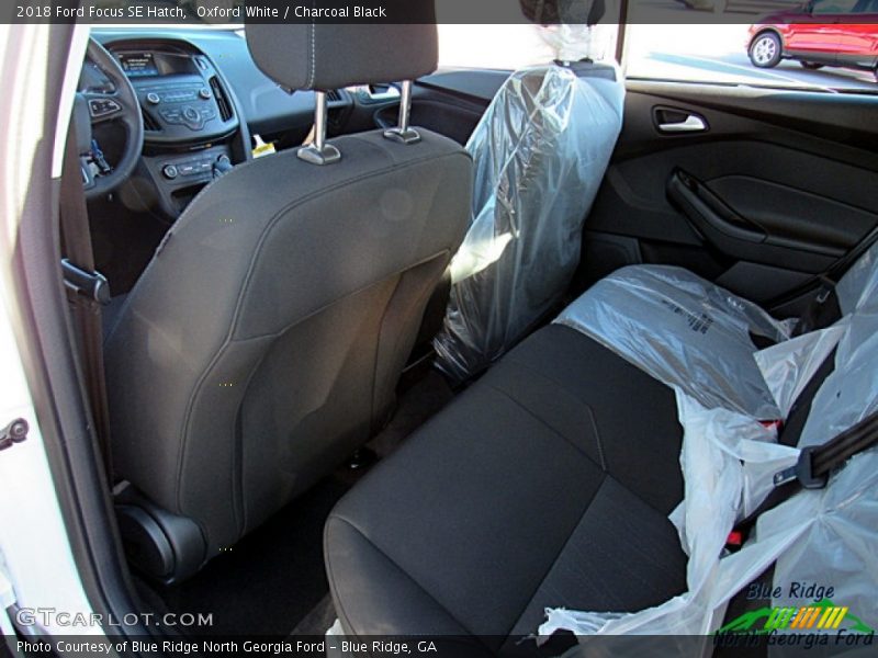 Oxford White / Charcoal Black 2018 Ford Focus SE Hatch