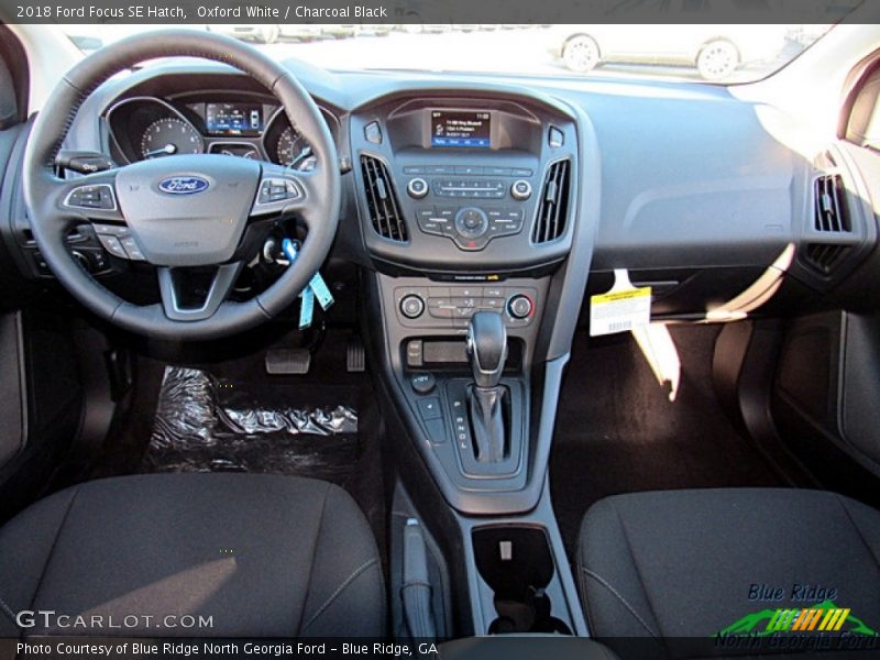 Oxford White / Charcoal Black 2018 Ford Focus SE Hatch