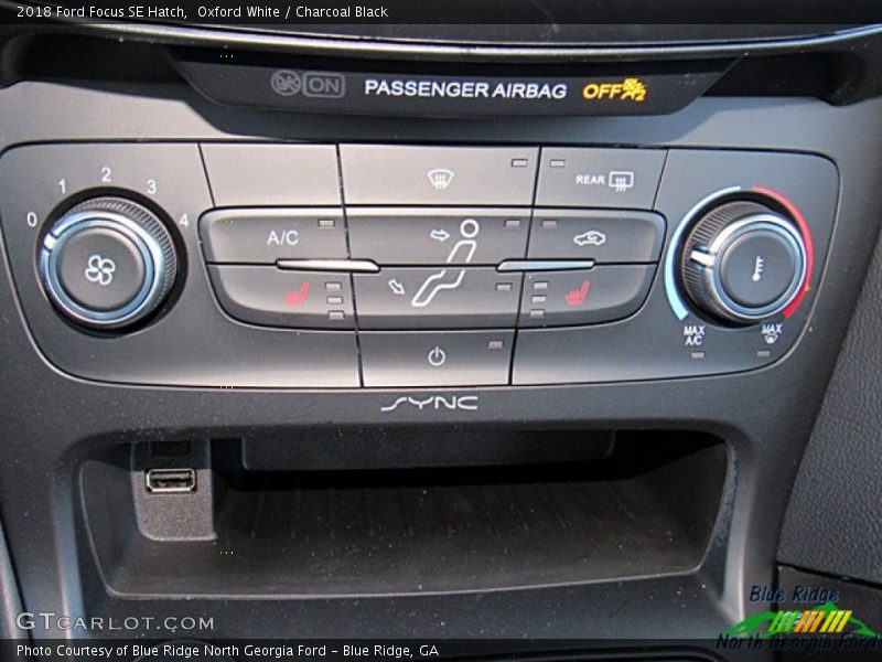 Oxford White / Charcoal Black 2018 Ford Focus SE Hatch