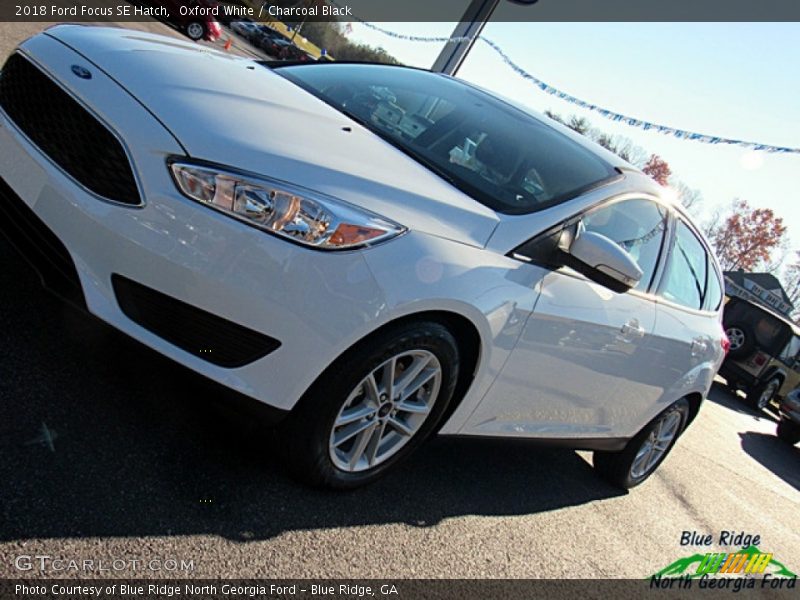 Oxford White / Charcoal Black 2018 Ford Focus SE Hatch