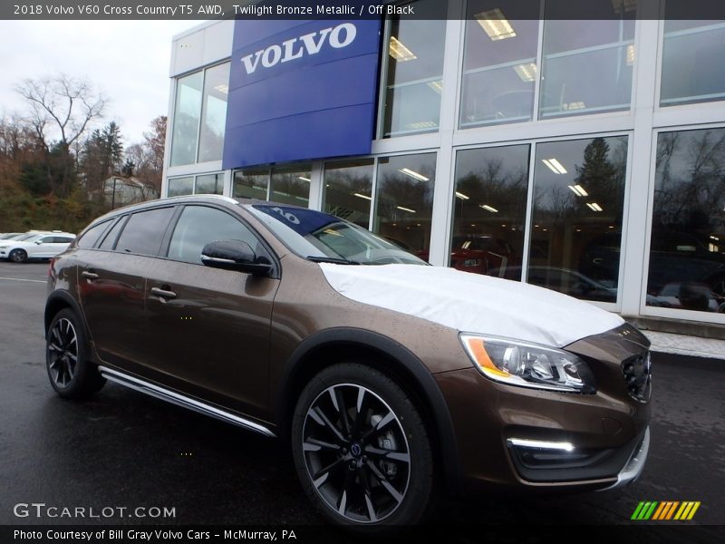 Front 3/4 View of 2018 V60 Cross Country T5 AWD
