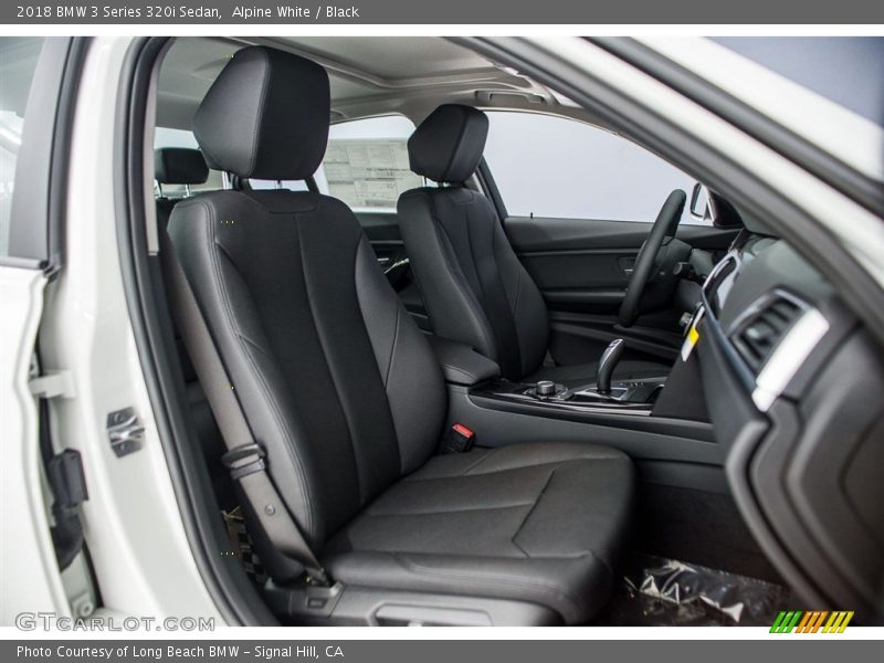 Alpine White / Black 2018 BMW 3 Series 320i Sedan