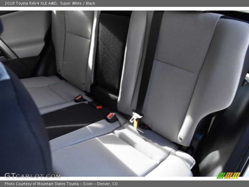Super White / Black 2018 Toyota RAV4 XLE AWD