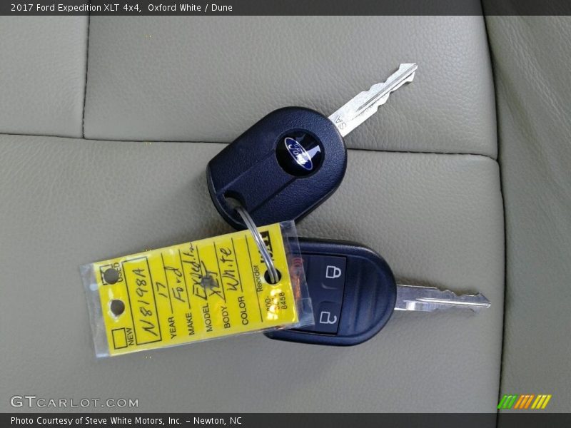 Oxford White / Dune 2017 Ford Expedition XLT 4x4