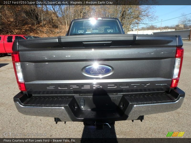 Magnetic / Medium Earth Gray 2017 Ford F250 Super Duty XL SuperCab 4x4