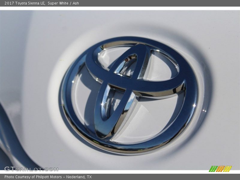Super White / Ash 2017 Toyota Sienna LE