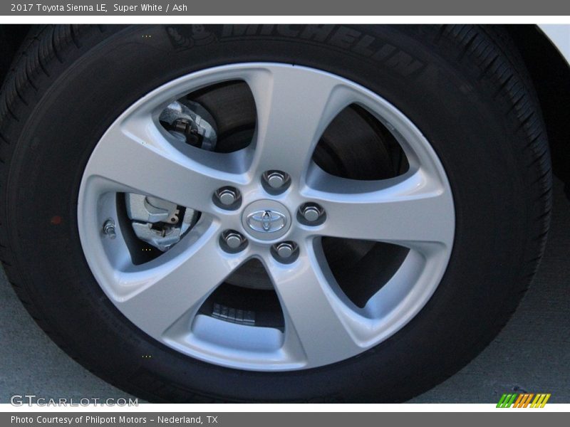 Super White / Ash 2017 Toyota Sienna LE