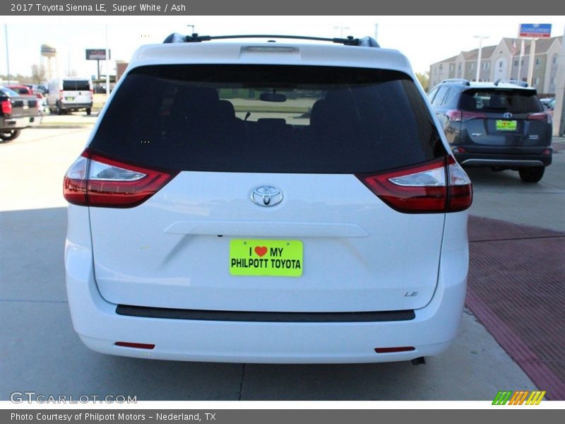 Super White / Ash 2017 Toyota Sienna LE