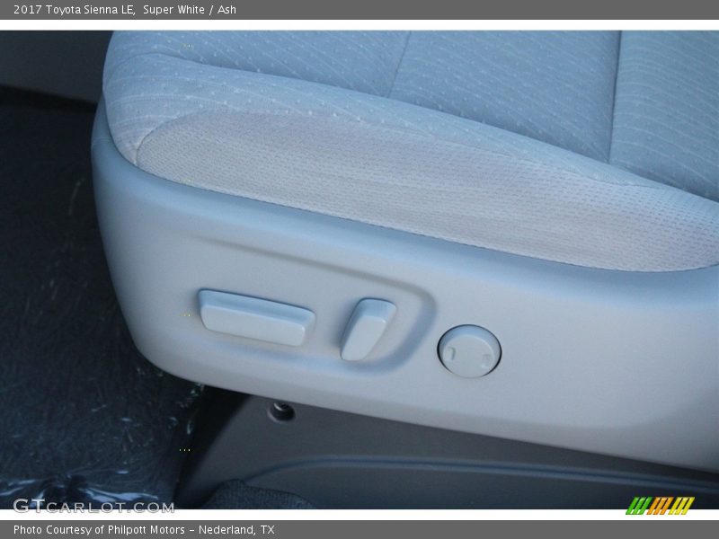 Super White / Ash 2017 Toyota Sienna LE