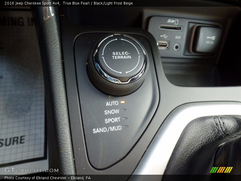 True Blue Pearl / Black/Light Frost Beige 2016 Jeep Cherokee Sport 4x4