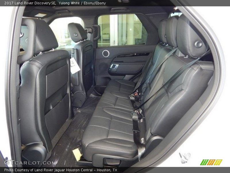 Yulong White / Ebony/Ebony 2017 Land Rover Discovery SE