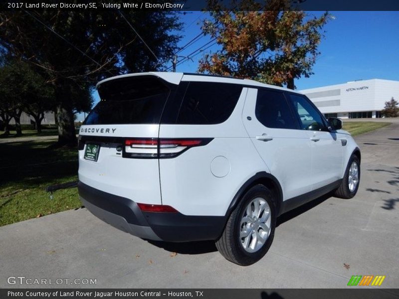 Yulong White / Ebony/Ebony 2017 Land Rover Discovery SE