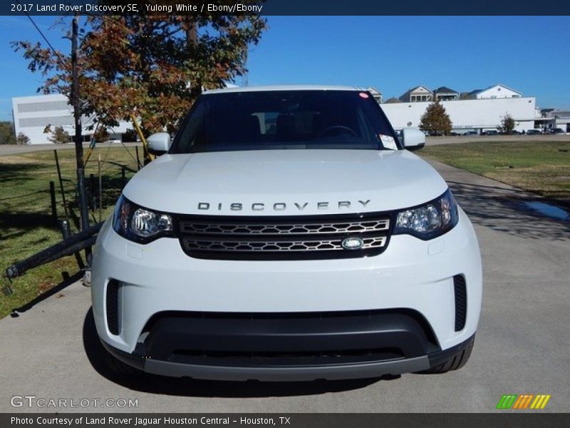 Yulong White / Ebony/Ebony 2017 Land Rover Discovery SE