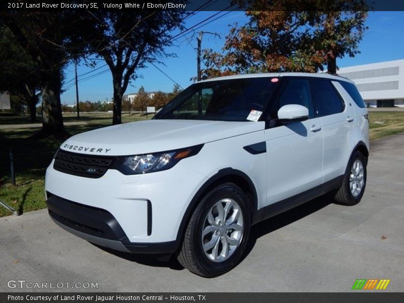 Yulong White / Ebony/Ebony 2017 Land Rover Discovery SE