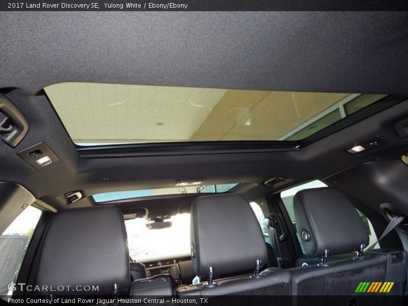 Yulong White / Ebony/Ebony 2017 Land Rover Discovery SE