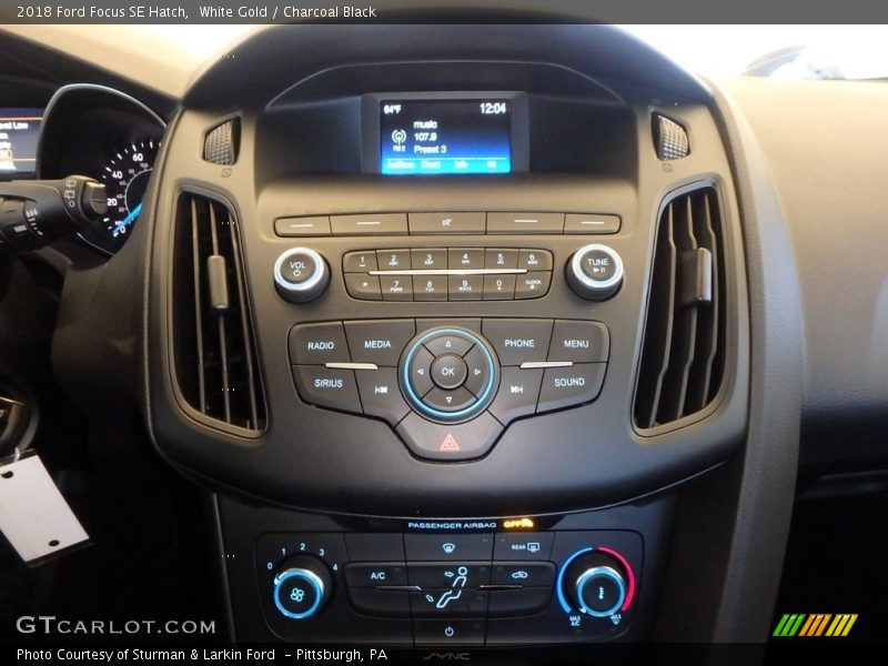 White Gold / Charcoal Black 2018 Ford Focus SE Hatch