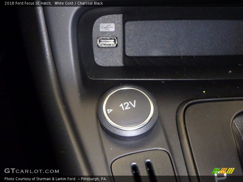 White Gold / Charcoal Black 2018 Ford Focus SE Hatch