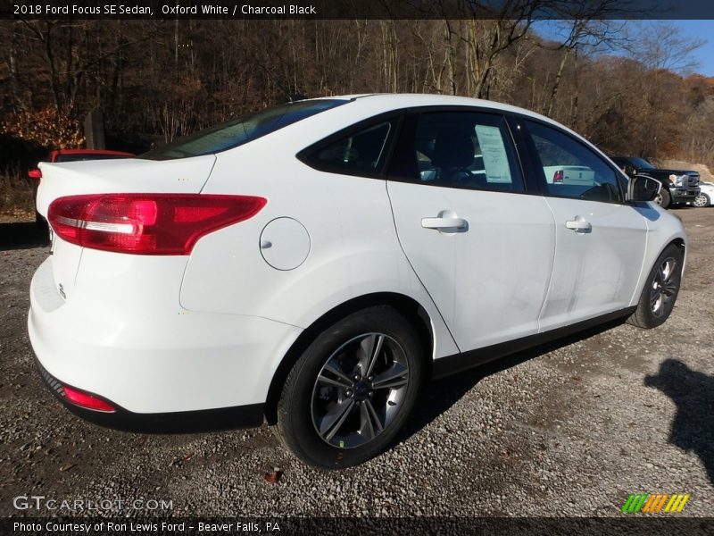 Oxford White / Charcoal Black 2018 Ford Focus SE Sedan