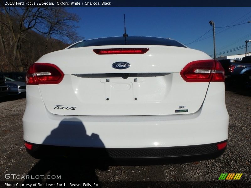 Oxford White / Charcoal Black 2018 Ford Focus SE Sedan