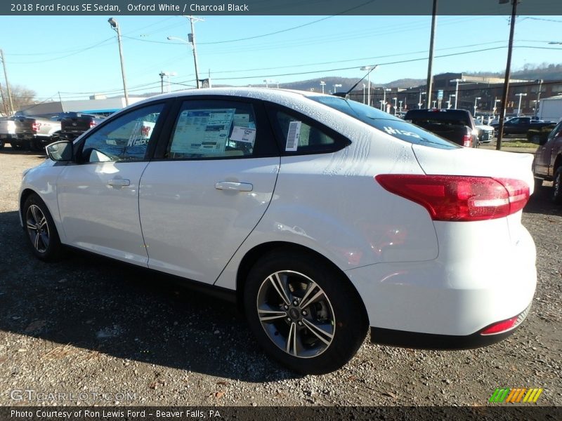 Oxford White / Charcoal Black 2018 Ford Focus SE Sedan