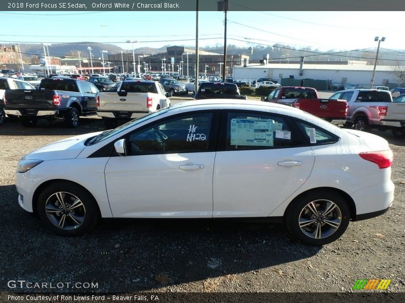 Oxford White / Charcoal Black 2018 Ford Focus SE Sedan