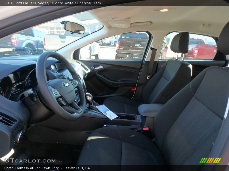 Oxford White / Charcoal Black 2018 Ford Focus SE Sedan