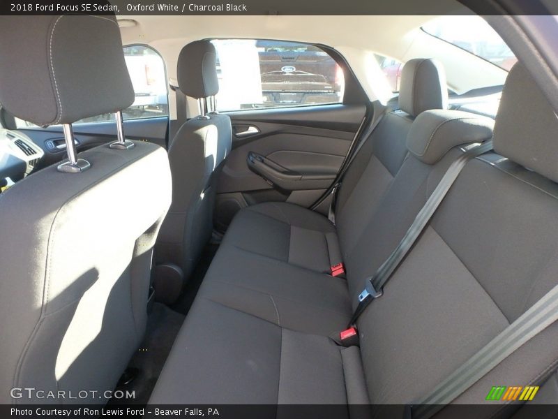 Oxford White / Charcoal Black 2018 Ford Focus SE Sedan
