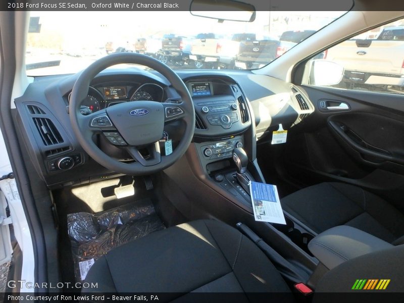 Oxford White / Charcoal Black 2018 Ford Focus SE Sedan