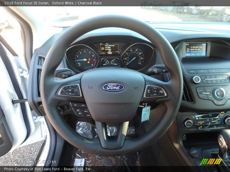 Oxford White / Charcoal Black 2018 Ford Focus SE Sedan