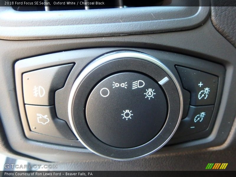 Oxford White / Charcoal Black 2018 Ford Focus SE Sedan