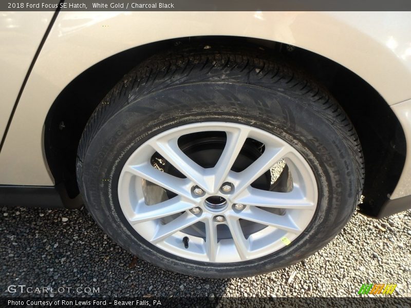 White Gold / Charcoal Black 2018 Ford Focus SE Hatch