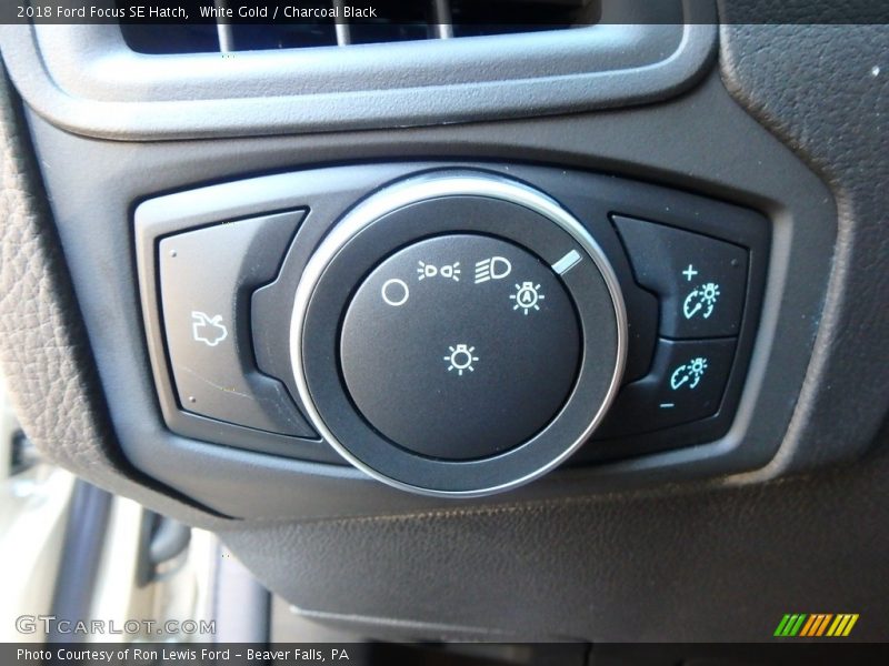 White Gold / Charcoal Black 2018 Ford Focus SE Hatch