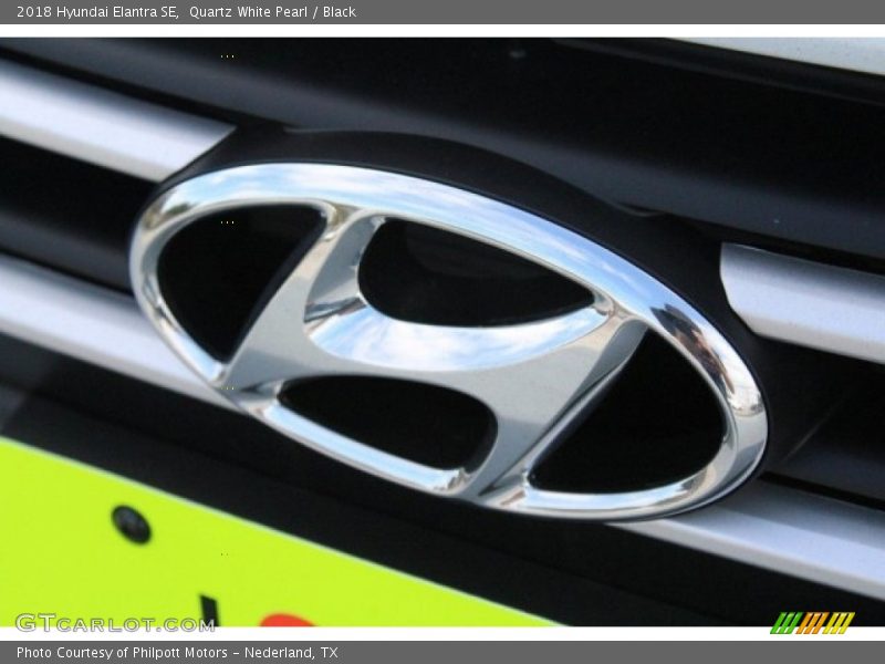 Quartz White Pearl / Black 2018 Hyundai Elantra SE